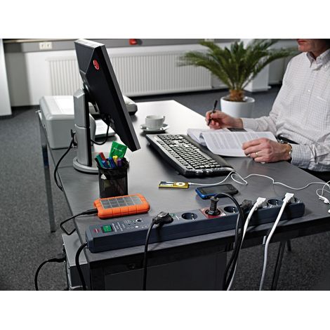 Brennenstuhl 1159495936 Prese filtrate, serie Secure-Tec, 8 prese italiane 10/16A+Schuko di cui "2 permanenti", 1 "master" e 5 "slave", interruttore luminoso, 2 spie di controllo (1/2)