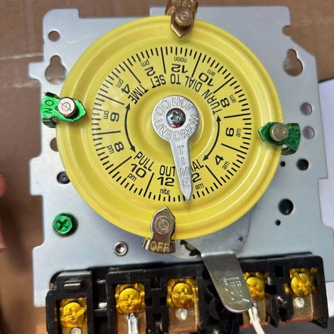 24-hour mechanical timer T104M, 208-277V AC, DPST, type 3R, indoor/outdoor (1/5)