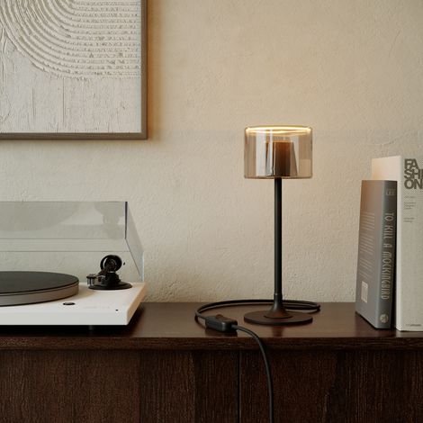 Lampada da tavolo MAG-Y con base metallica tonda e lampadina Ghost smoky (1/4)