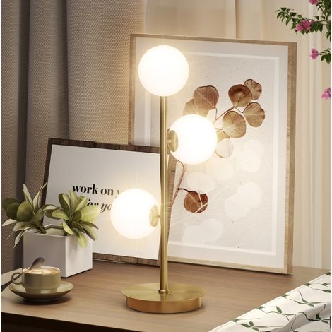 Lampada da tavolo in plastica finitura ottone antico, 3 diffusori crema, base stabile, interruttore in linea (1/5)