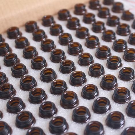 Lot de 100 flacons en verre ambré de 3 ml pour échantillons d'huiles essentielles. Flacons vides rechargeables avec bouchons noirs pour huiles essentielles et parfums.