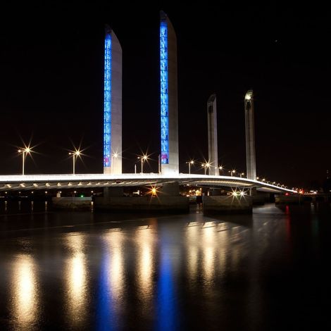 Tableau sur toile pont Bordeaux nuit 45x45 cm - Impression sur Toile Murale Décorative - Image imprimée en HD sur Toile - Toile sur Châssis en Bois FSC - Fabriqué en France (1/4)