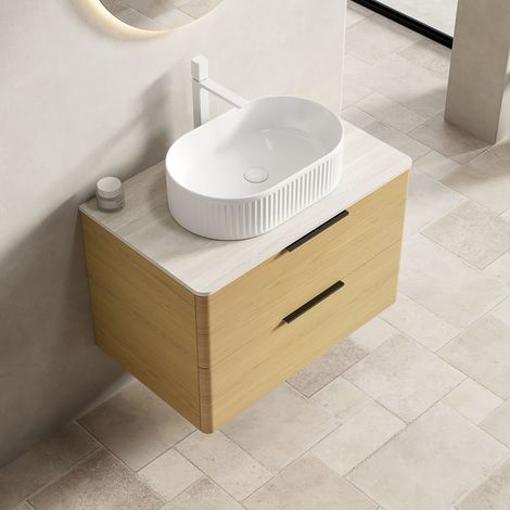 Meuble vasque suspendu de 75 cm avec vasque ovale blanche, plan de travail en travertin fritté, caisson en contreplaqué à bords arrondis avec 2 tiroirs, coloris chêne Corolla. (1/5)