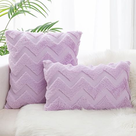 Lot de 2 housses de coussin fourrure et velours 45 x 45 cm, taies décoratives ondulées violet clair pour canapé et chambre (1/5)