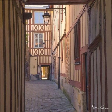 Tableau sur toile maison colombage de Rouen 45x45 cm - Impression sur Toile Murale Décorative - Image imprimée en HD sur Toile - Toile sur Châssis en Bois FSC - Fabriqué en France (1/4)