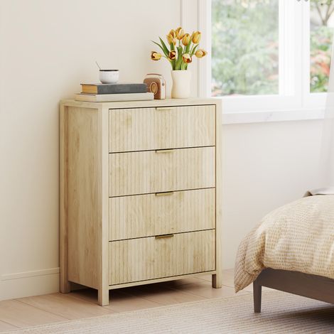 Commode à quatre tiroirs cannelés et poignées dorées. 70 x 38 x 93 cm. Bois naturel.