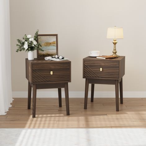 Lot de deux tables de chevet en noyer de style Mid-Century Modern, avec poignées en métal. (1/5)