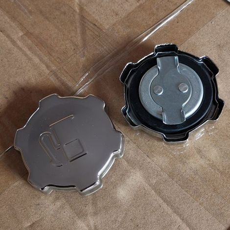 Robin fuel tank cap EY15 EY20 EY28 EX17 EX27 EX40, plastic fuel tank cap with vent valve to maintain pressure. (1/3)