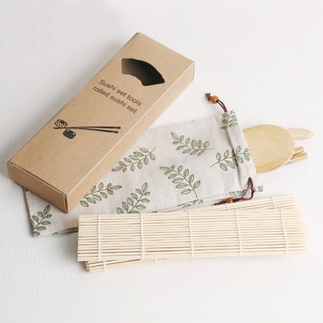 Kit à sushi 100 % bambou : tapis de roulage, spatule à riz, spatule à riz, baguettes. (1/5)