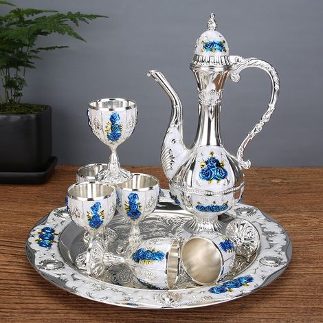 Service à vin (argent, blanc, bleu), décoration intérieure style cour