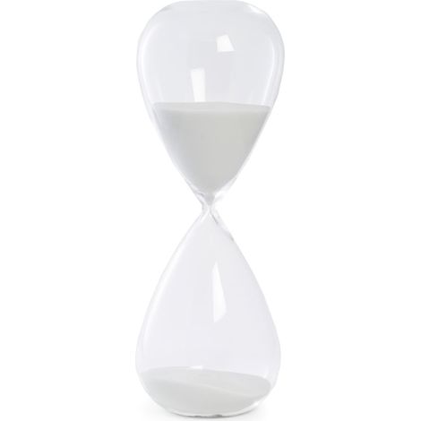 Bey Berk mit einer 90-Minuten-Sanduhr, gefüllt mit grauem Sand.