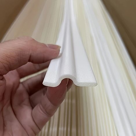 Strisce di tenuta ZLY bianche da 2 m x 2 pezzi per porte e finestre scorrevoli, in fibra di cotone fonoassorbente, resistenti agli urti, fonoassorbenti e antivento. (1/5)