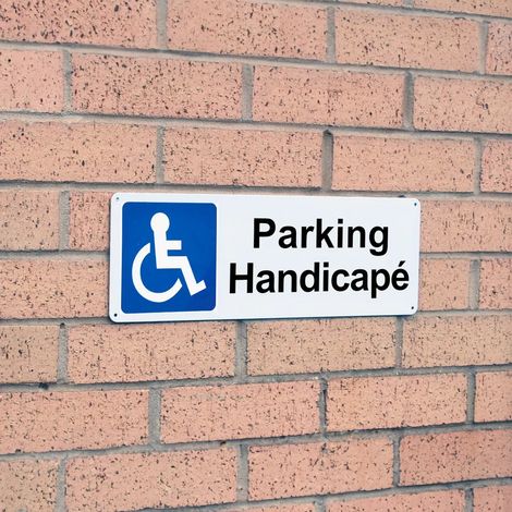 Ultra Secure – Panneau extérieur parking handicapé 42 x 14 cm – PVC résistant – Installation rapide avec orifices – Visibilité optimale (1/2)