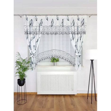 Cortina confeccionada con un moderno estampado de plumas negras. (1/5)