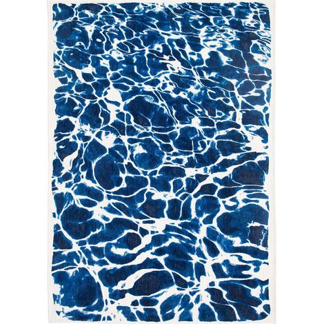 Tapis de salon Swim Meditation Collection 280x390 cm - Surf - Design Cyanotype Inspiré de la Fluidité de líEau, Reflets Brillants, Effet Tactile avec Fil Blanc Flammé (1/5)