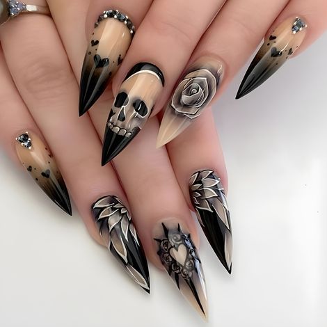 Transformez votre look instantanément avec ces envoûtants faux ongles d'Halloween  Leur dégradé noir saisissant se fond harmonieusement dans d'étranges motifs de roses, de cœurs et de crânes, capturan (1/5)