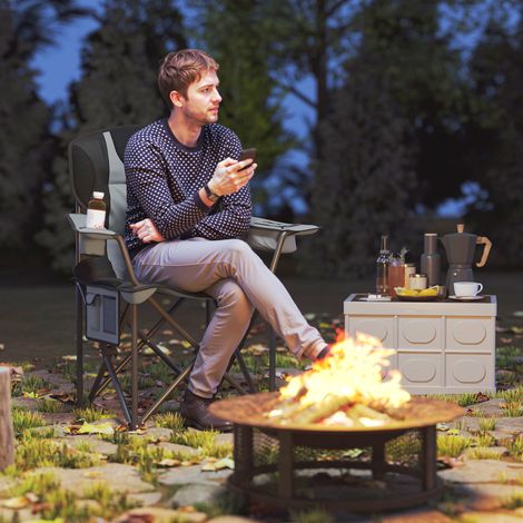 Chaise de camping pliante noire avec repose-bras réglables, support pour verre, poches latérales et glacière intégrée. (1/5)
