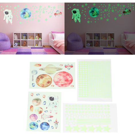 Ein Set aus 849 phosphoreszierenden Wandaufklebern mit Sternen und Punkten, perfekt für Kinderzimmer und Schlafzimmer. (1/5)