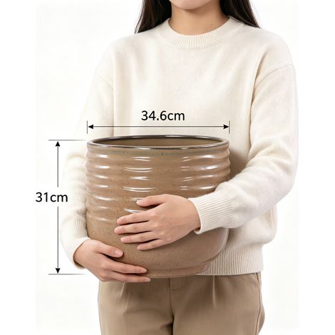 Pot céramique artisanal Ø36 cm, brun clair brillant, rainures ondulées, respirant, antigel, drainage, pour grandes plantes, balcon urbain et jardin. (1/5)