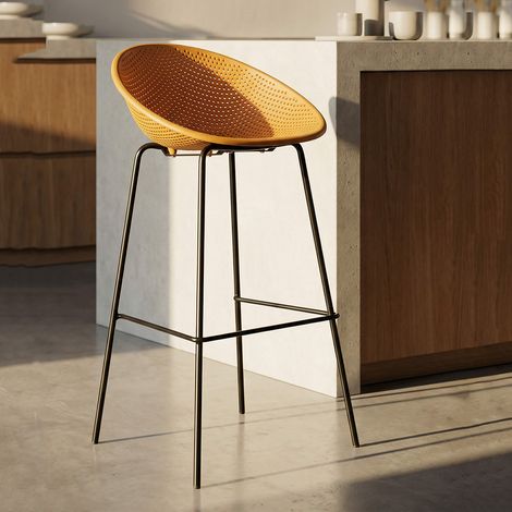 Sgabellset Trong, 2er-Set Indoor/Outdoor, perforierte Sitzfläche, Sitzhöhe 75 cm, Metallstruktur, 51x82x58h cm, Senfgelb (1/5)