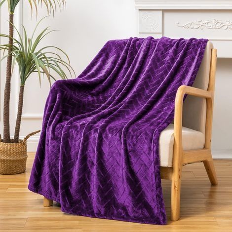 Kuschelige Fleecedecke, Sofaüberwurf in Queen-Size, weiche und flauschige Dekodecke fürs Sofa – bequem und leicht, Lila, 127 x 152 cm (1/4)