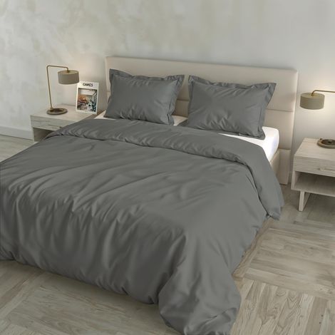 Parure de Housse de Couette en Satin de Coton 100%, fabriquée en Italie – Housse 255×200 cm avec Double Rabat de 50 cm, 2 taies d’Oreiller 52×82 cm avec 4 Volants, uni – Gris FONCÉ (1/5)