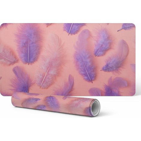 Alfombrilla de escritorio antideslizante con estampado de plumas sobre fondo pastel, 90x45 cm.