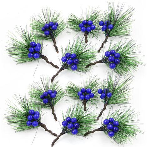 Materialien für die Dekoration des Weihnachtskranzes: künstliche PVC-Kiefernnadeln, selbstgebastelter Mini-Weihnachtsbaum, rote Beeren und königsblaue Accessoires. (1/5)