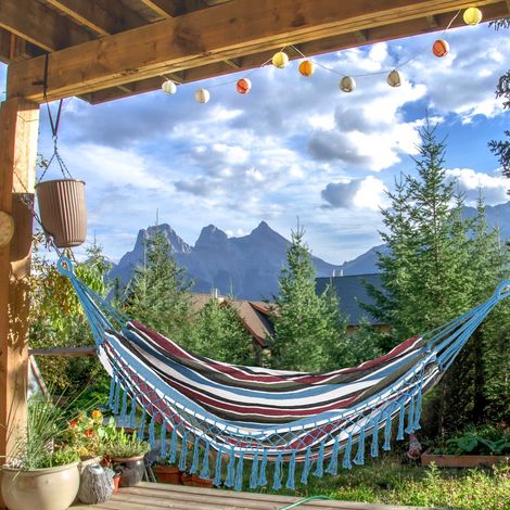 Amaca doppia portatile in cotone Outsunny 285x150 cm con borsa per il trasporto, ideale per esterni, patio, giardino, spiaggia, campeggio. Portata massima 120 kg. Multicolore.