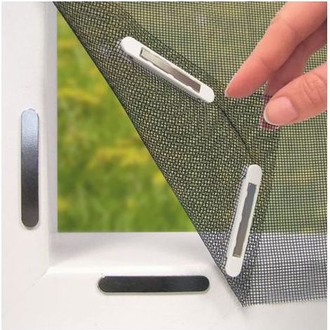 Moustiquaire magnétique innovante pour fenêtres, mesurant 150 x 130 cm, ne nécessitant ni perçage ni vis pour une installation sécurisée elle se fixe magnétiquement. (1/5)