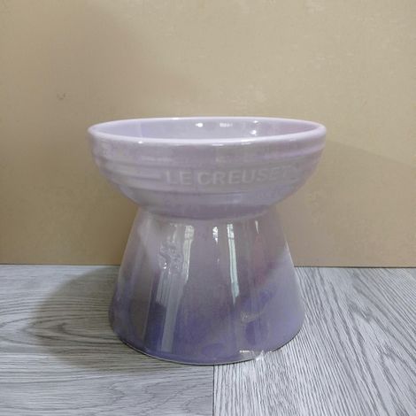 Le Creuset Cool Color Cerc Hundenapf mit Kippschutz und hohem Fuß, inklusive Schutzmatte SH1 Hellviolett, hoher, flacher Mund (1/2)