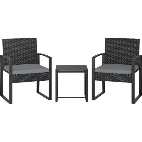 Ensemble de mobilier de jardin en rotin synthétique comprenant 2 chaises avec coussins amovibles et une table avec plateau en verre gris. (1/5)
