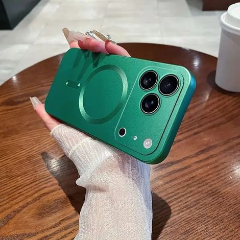 Coque de téléphone magnétique souple en TPU avec peinture métallisée et protection d'objectif pour iPhone 14 Plus vert, compatible avec la recharge sans fil. (1/5)