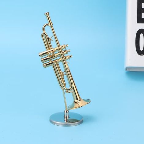 Mini-figurine de trompette en laiton doré avec socle, idéale pour décorer une table ou une étagère. Cadeau musical de collection. (1/5)