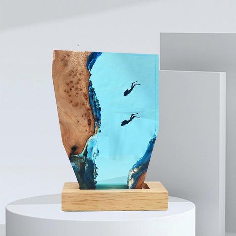 Lampe de chevet LED en résine époxy avec scène de plongeurs et requins, 2 plongeurs, 15 cm (6 pouces).