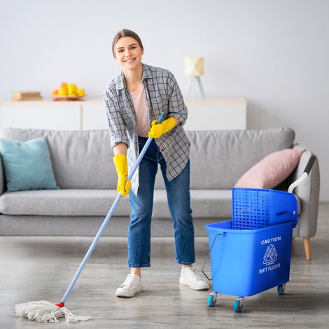 Seau à serpillière de 20 L avec essoreuse et poignée, monté sur roulettes, en plastique bleu.