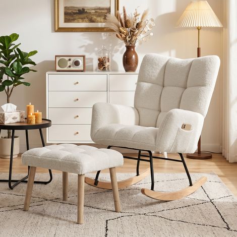 Fauteuil à bascule en polaire sherpa avec repose-pieds, poches latérales, assise épaisse et design matelassé, couleur crème, confortable et cosy. (1/5)