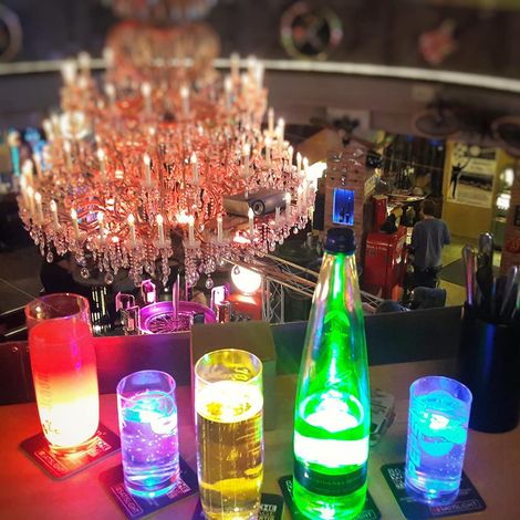Dessous de verre LED, autocollants lumineux pour boissons, gobelets lumineux clignotants, parfaits pour les fêtes, mariages et bars. (1/5)