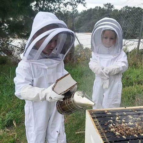 Combinaison d'apiculteur enfant en cotonTaille MVeste, voile, chapeau et gants inclusProtection efficace pour visites de ferme (1/3)