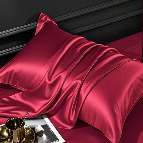 Cette taie d'oreiller en satin de soie glacée est confectionnée dans un tissu extrêmement doux et mesure 48x74 cm en taille standard. (1/5)