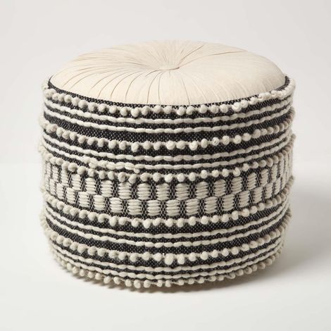 HOMESCAPES Priya – Makramee-Pouf rund – schwarz-weiß, 50 x 40 cm