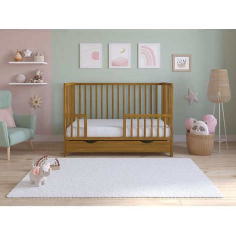 Asher Lit Bébé en Bois 120x60 cm avec Matelas – Lit Enfant Convertible avec Tiroir, Barrière de Sécurité Incluse,Chêne doré (1/5)