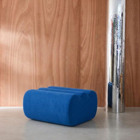 sweeek - Pouf. repose-pieds pour chauffeuse Nova tissu bleu électrique - Nova (1/4)
