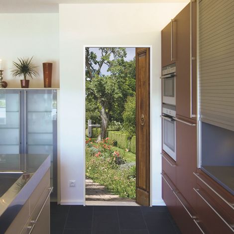 Sticker mural décoratif pour porte, 204 cm X 83 cm, trompe l'oeil porte en bois ouverte sur un jardin fleuri, chemin de pavé, arbre et haies