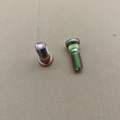 40222-P2700 is suitable for Nissan pickup trucks D22/P27/Navara tire lug nuts and bolts. (1/4)