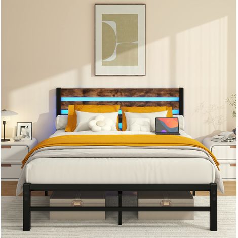 Letto matrimoniale industriale 120x200 cm in metallo e MDF marrone antico con testiera effetto legno, LED RGB e porta USB