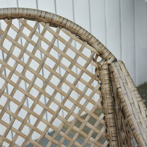 Lot de 4 meubles extérieur en rotin synthétique : 2 fauteuils, canapé 2 places, table basse et coussins, couleur kaki et orange.