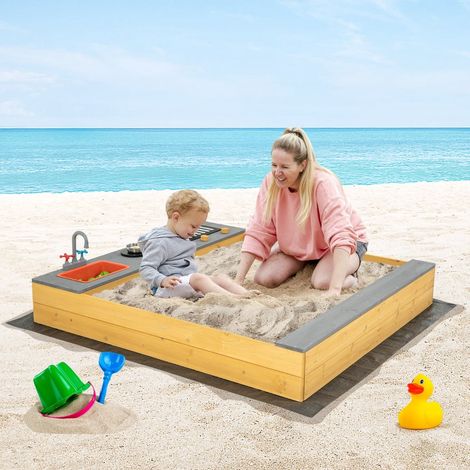 Sandkasten aus Holz mit Küchenzubehör und Sitzbank