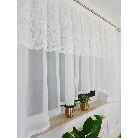 Rideau orné de broderies, d'une cantonnière et de dentelle guipure. 300 x 150 cm (1/4)
