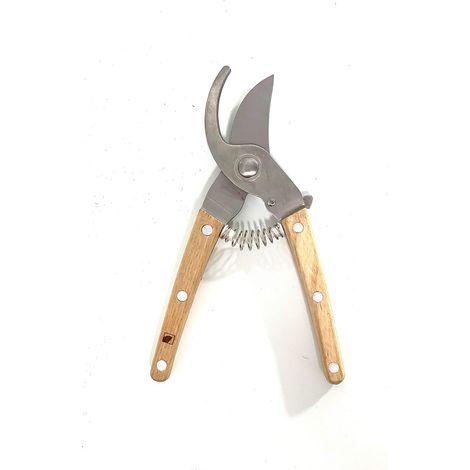 Gartenschere aus Edelstahl mit Holzgriffen – robust und langlebig, für präzises Schneiden und ergonomisches Design.